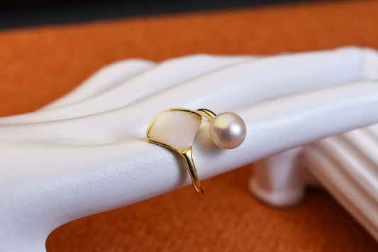 The pearl ring can adjust White fan-shaped abalone shell opening pearl ring