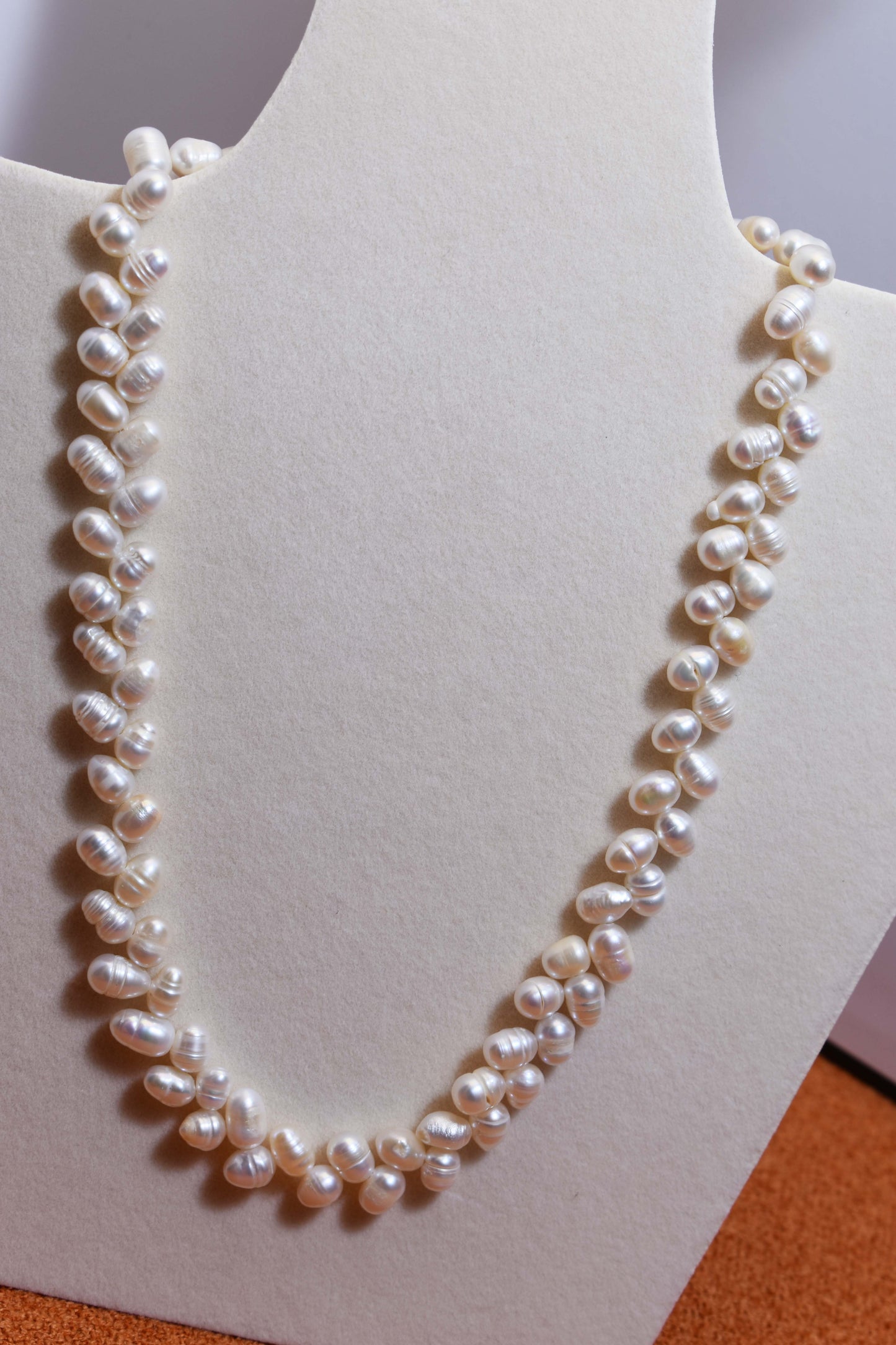 Natural pearl necklace with wheat ear shaped symmetrical left and right pearl strap and adjustable chain length