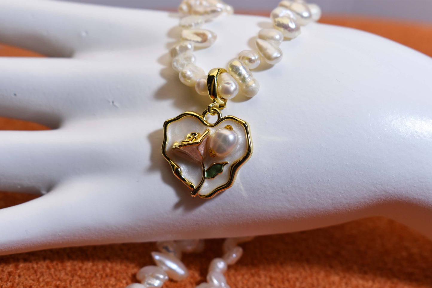 Natural pearl necklace pendant, white heart-shaped enamel craftsmanship, three-dimensional rose shaped pendant