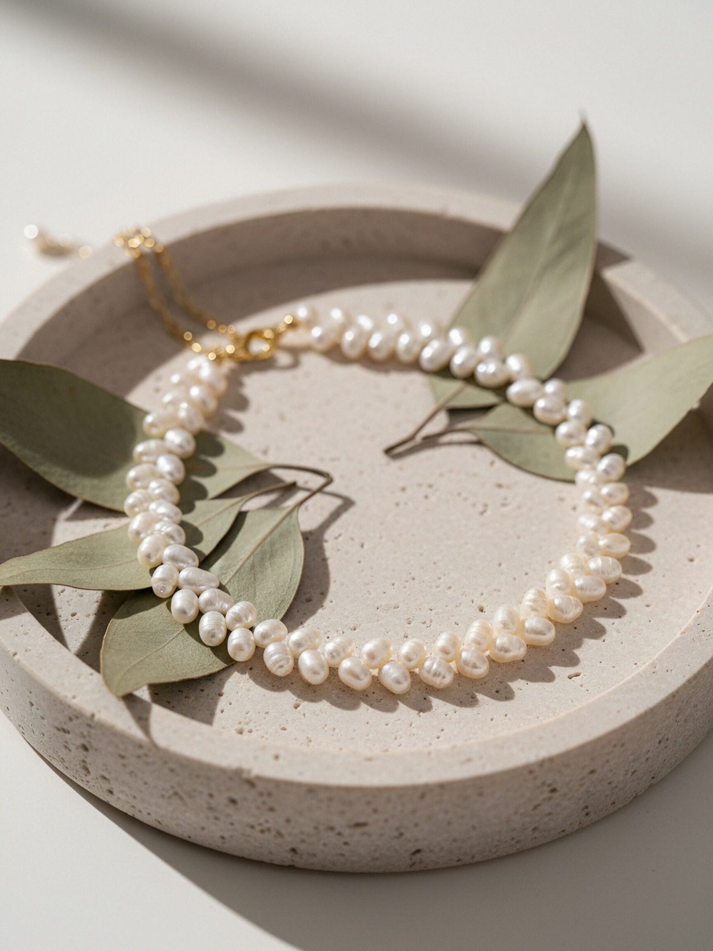 Natural pearl necklace with wheat ear shaped symmetrical left and right pearl strap and adjustable chain length