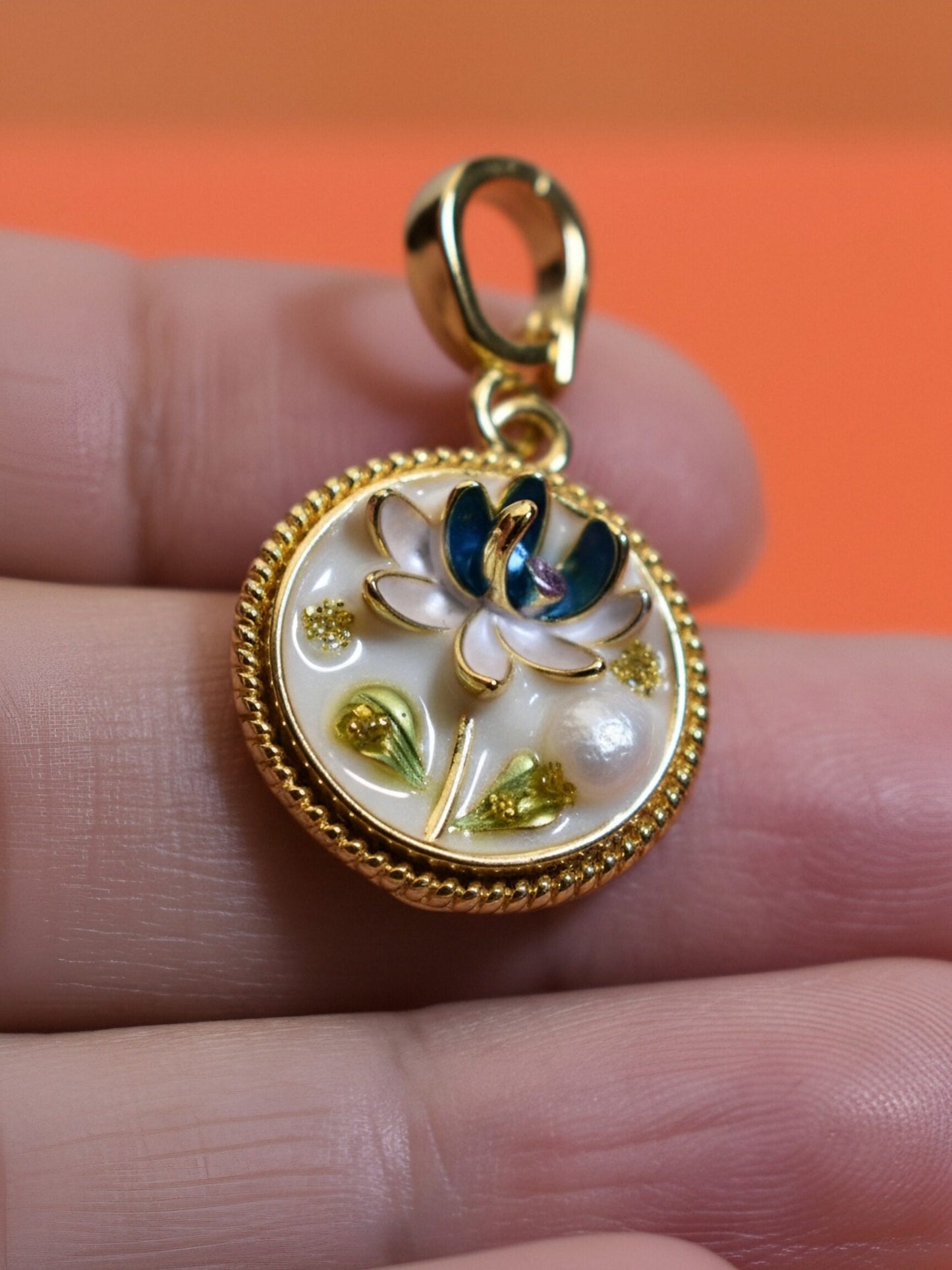 Natural pearl necklace pendant, white circular enamel craftsmanship, three-dimensional tulip flower shaped pendant