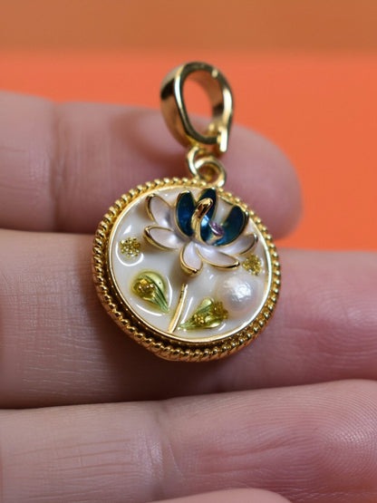 Natural pearl necklace pendant, white circular enamel craftsmanship, three-dimensional tulip flower shaped pendant