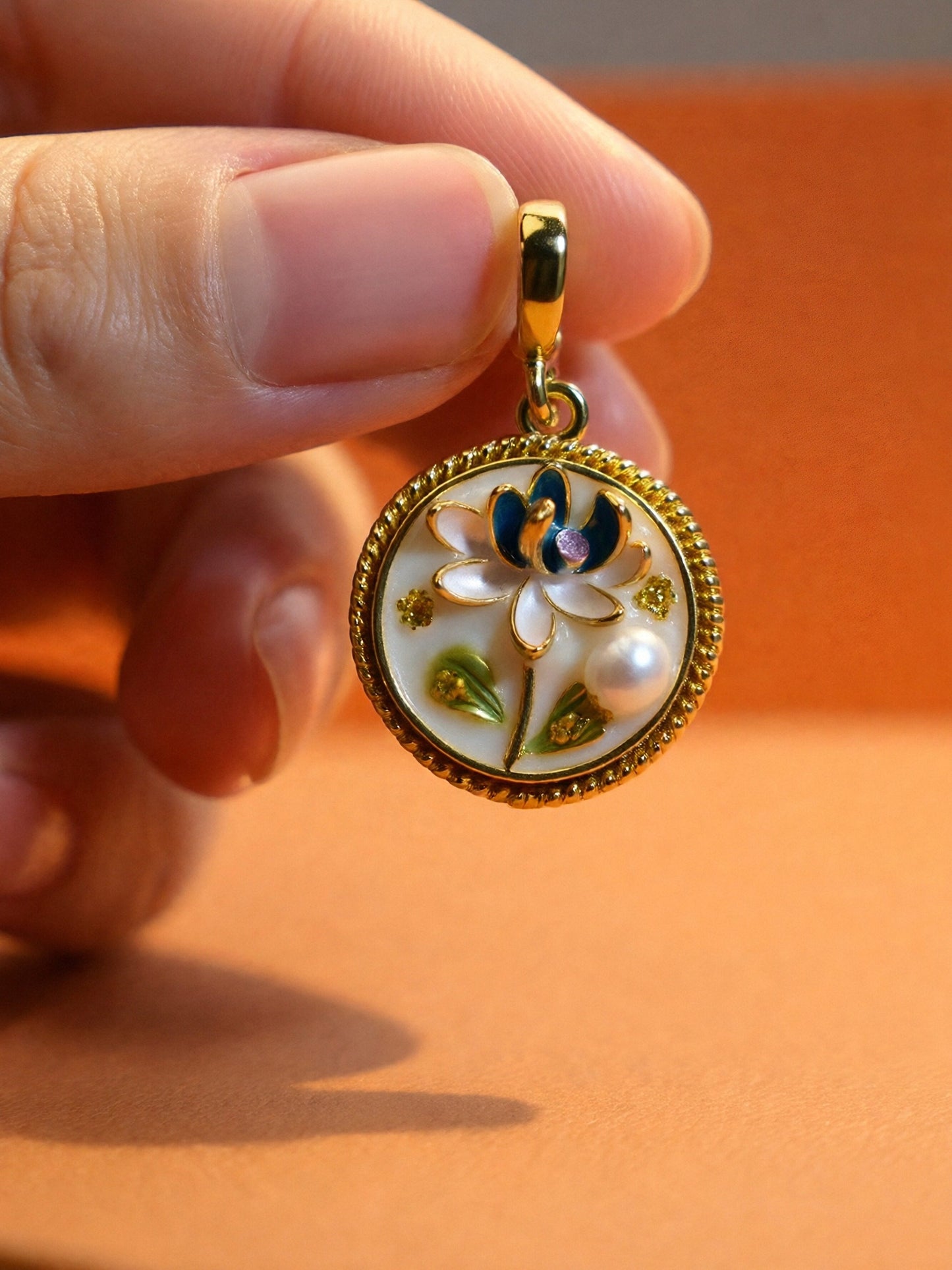 Natural pearl necklace pendant, white circular enamel craftsmanship, three-dimensional tulip flower shaped pendant