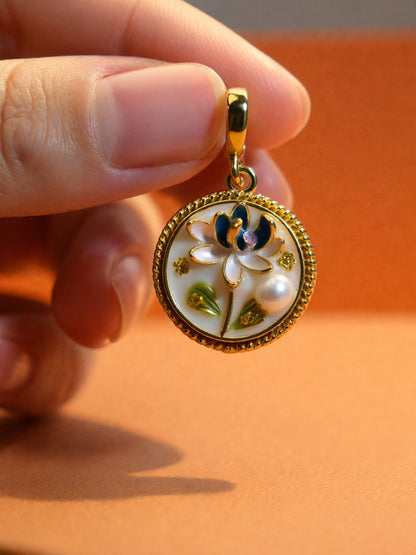 Natural pearl necklace pendant, white circular enamel craftsmanship, three-dimensional tulip flower shaped pendant