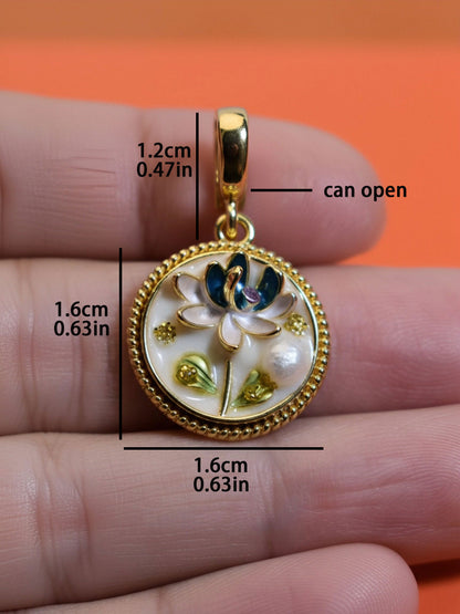 Natural pearl necklace pendant, white circular enamel craftsmanship, three-dimensional tulip flower shaped pendant