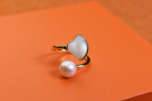 The pearl ring can adjust White fan-shaped abalone shell opening pearl ring