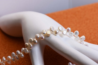 Natural pearl necklace with left-right symmetry, staggered pattern, adjustable length extension chain