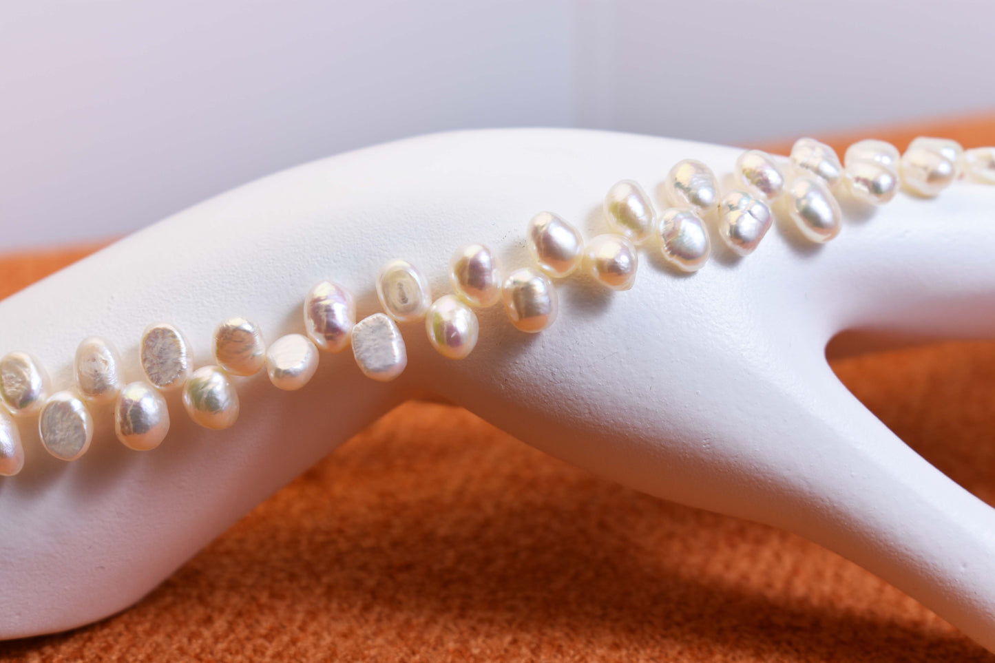 Natural pearl necklace with left-right symmetry, staggered pattern, adjustable length extension chain