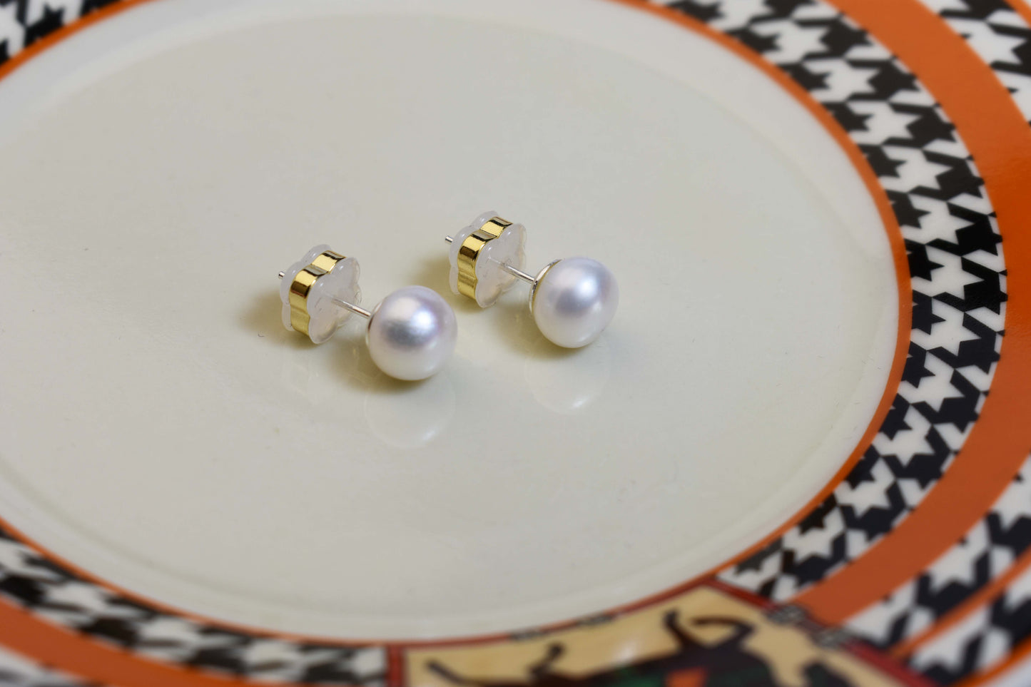 Natural pearl earrings, small light bulb shaped, bare pearl, simple and fashionable, versatile earrings