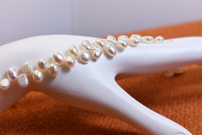 Natural pearl necklace with left-right symmetry, staggered pattern, adjustable length extension chain