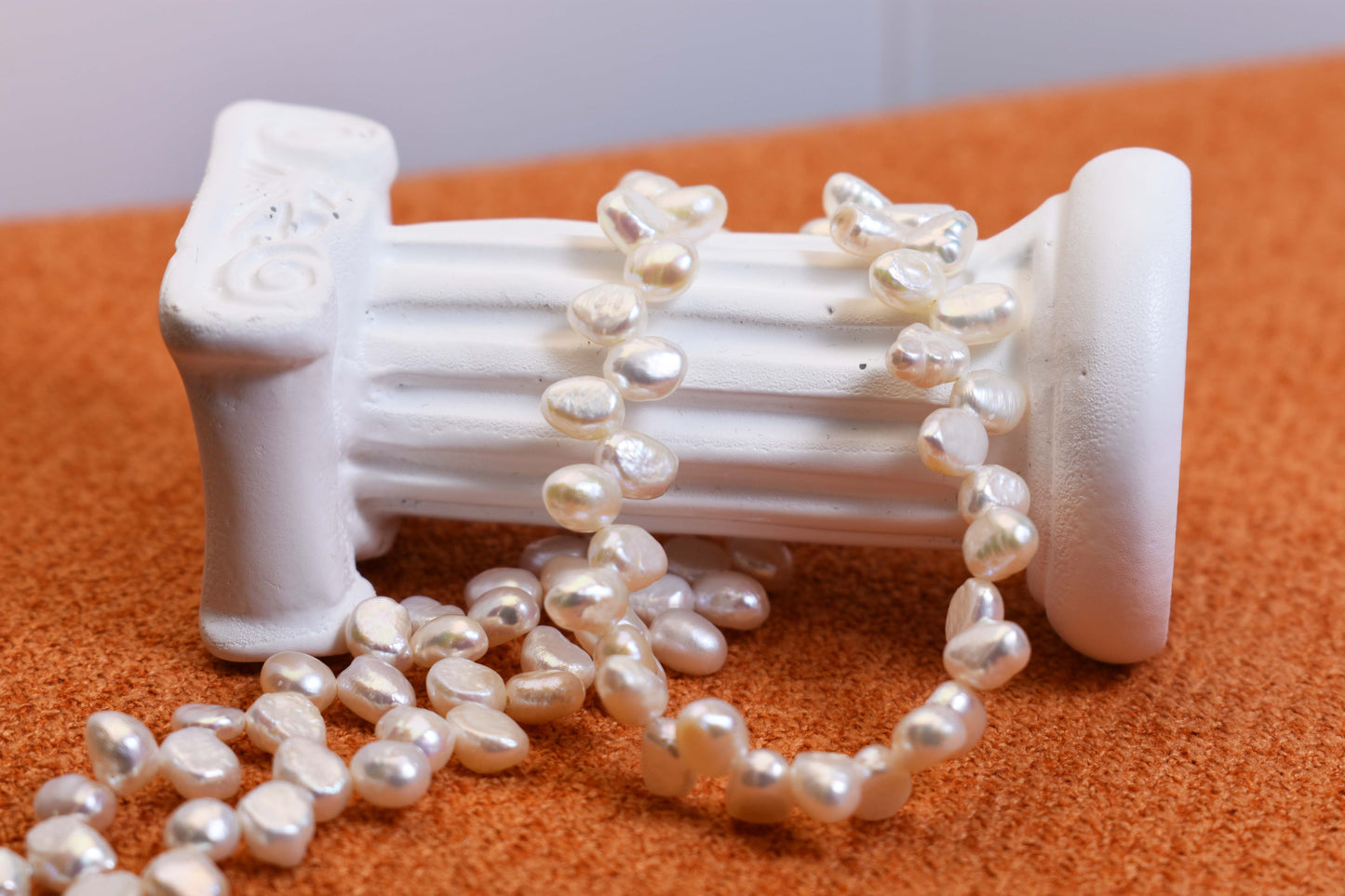 Natural pearl necklace with left-right symmetry, staggered pattern, adjustable length extension chain