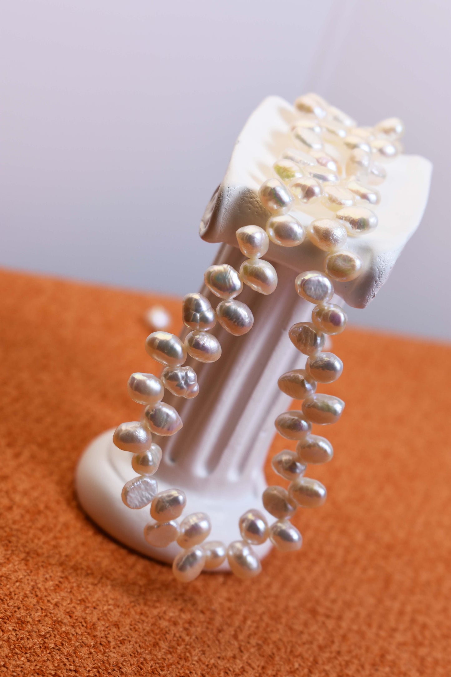 Natural pearl necklace with left-right symmetry, staggered pattern, adjustable length extension chain