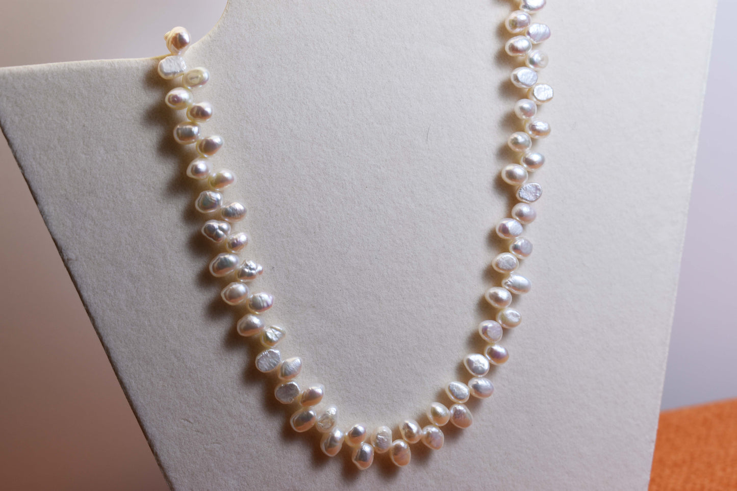 Natural pearl necklace with left-right symmetry, staggered pattern, adjustable length extension chain