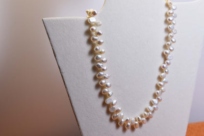 Natural pearl necklace with left-right symmetry, staggered pattern, adjustable length extension chain