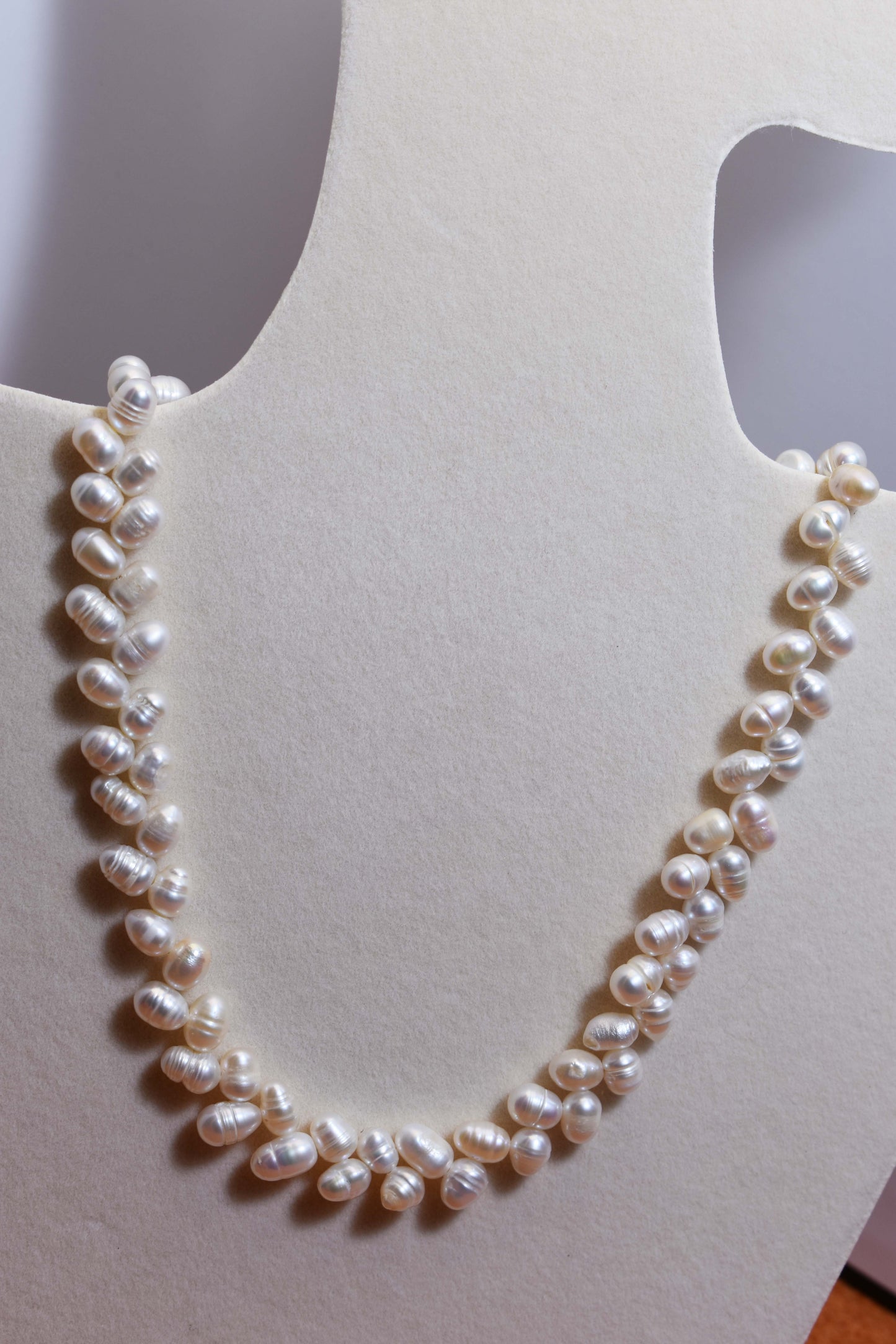 Natural pearl necklace with wheat ear shaped symmetrical left and right pearl strap and adjustable chain length