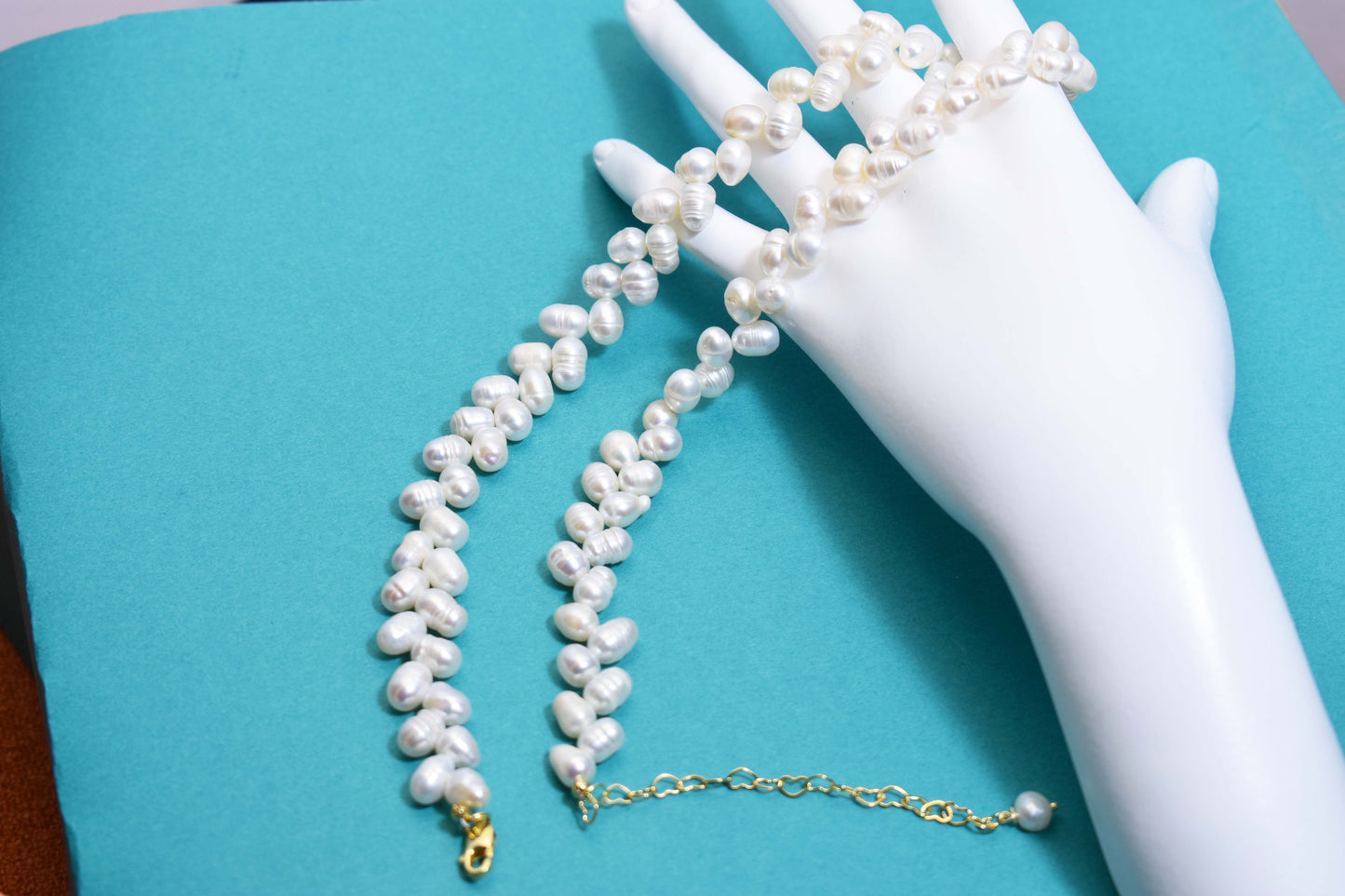 Natural pearl necklace with wheat ear shaped symmetrical left and right pearl strap and adjustable chain length
