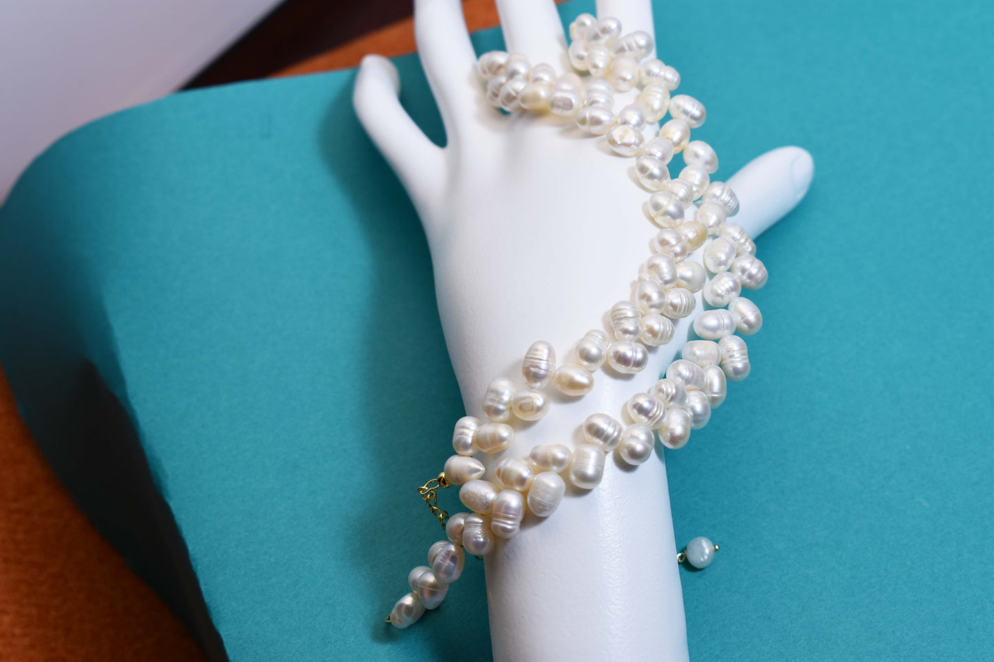 Natural pearl necklace with wheat ear shaped symmetrical left and right pearl strap and adjustable chain length