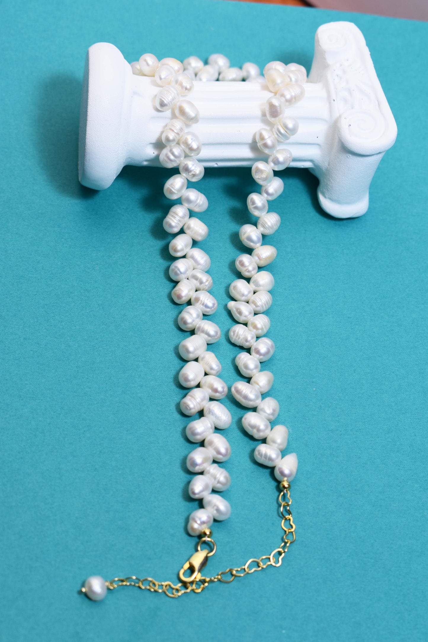 Natural pearl necklace with wheat ear shaped symmetrical left and right pearl strap and adjustable chain length