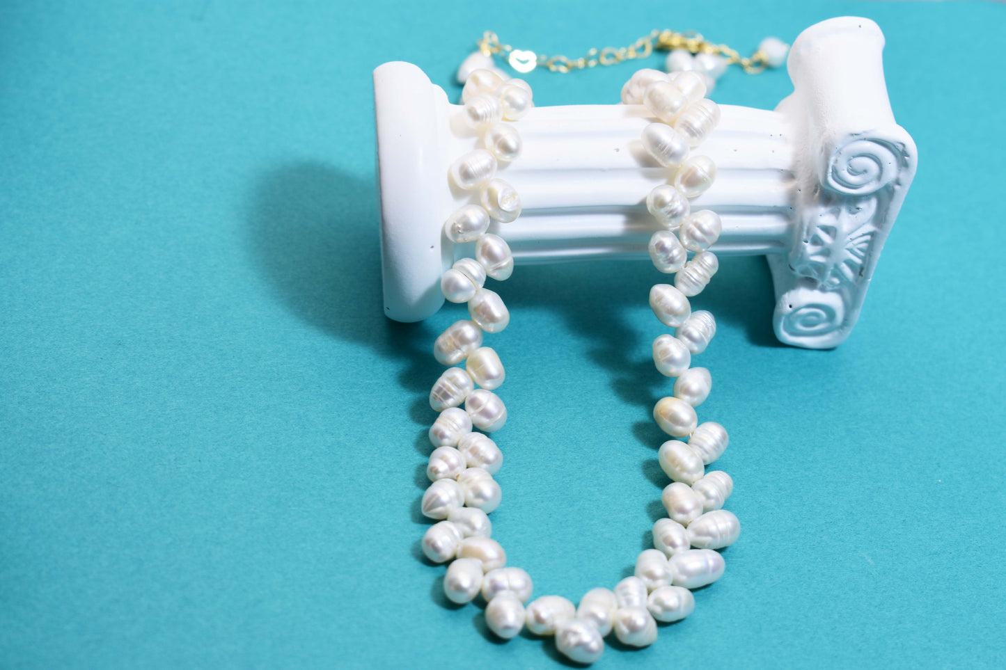 Natural pearl necklace with wheat ear shaped symmetrical left and right pearl strap and adjustable chain length