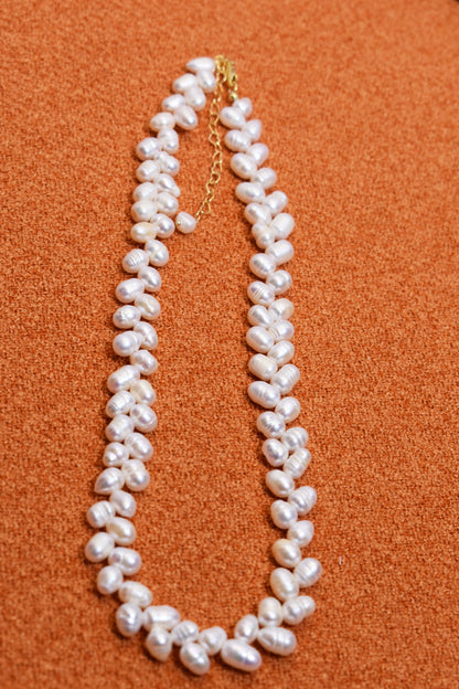 Natural pearl necklace with wheat ear shaped symmetrical left and right pearl strap and adjustable chain length