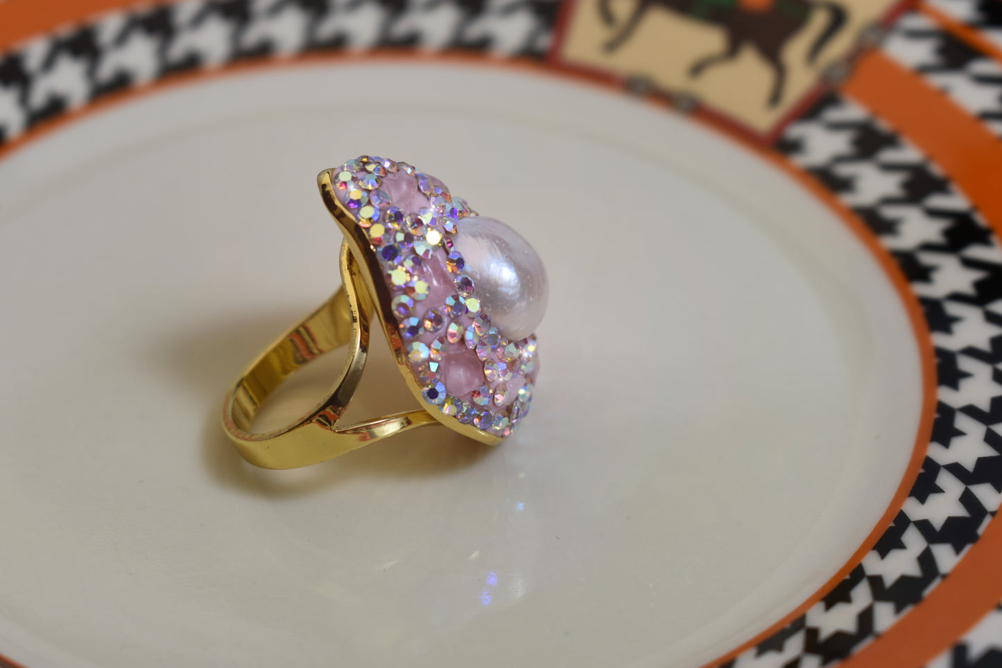 Luxurious Sparkling S Water Drop Shaped Natural Pearl Ring with Three Dimensional Dense Inlaid Pink Crystal Zircon Opening Adjustable Ring