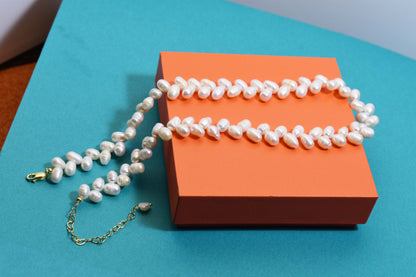 Natural pearl necklace with wheat ear shaped symmetrical left and right pearl strap and adjustable chain length