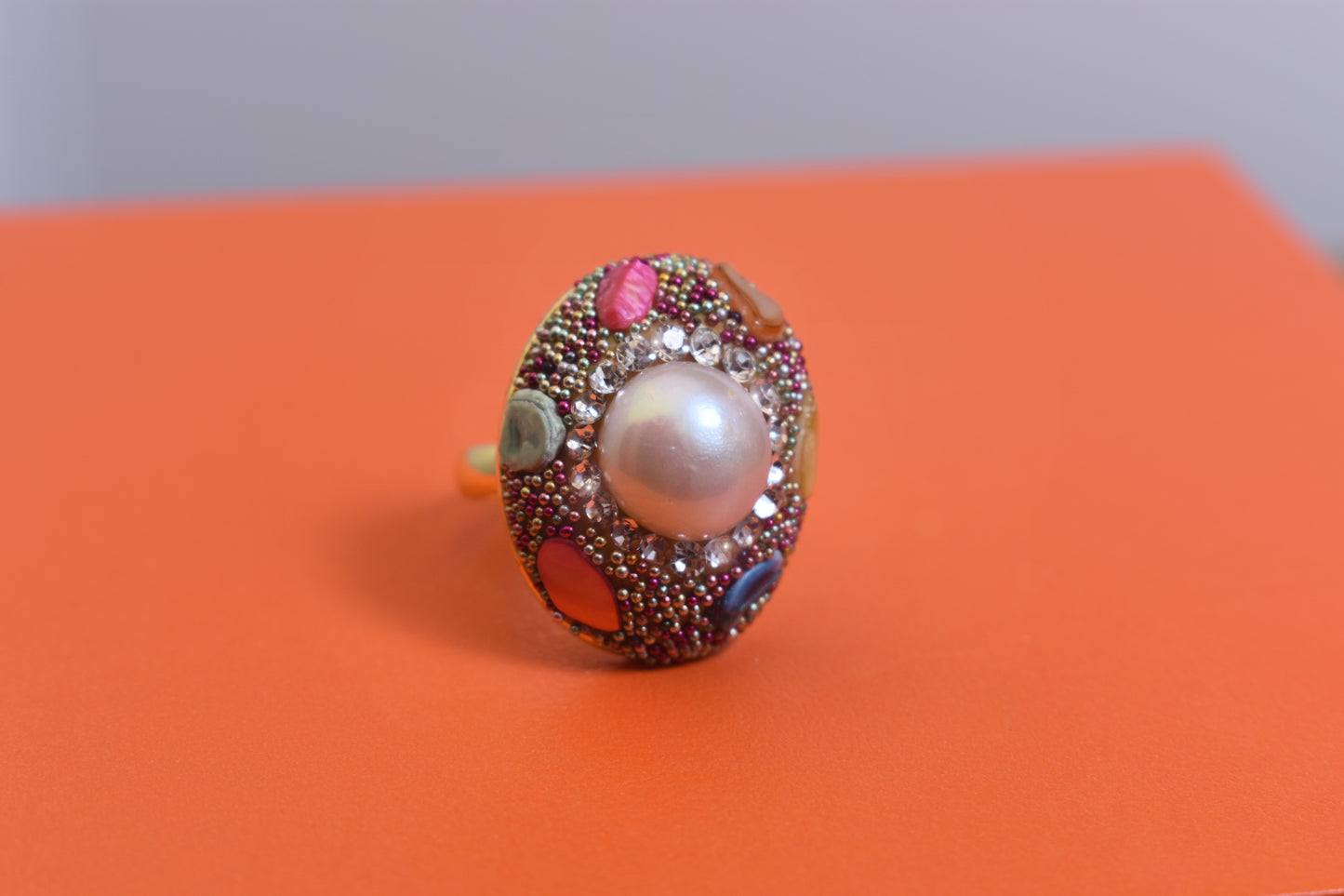 Luxurious shiny natural pearl ring with three-dimensional dense inlaid colorful beads, adjustable ring at the opening