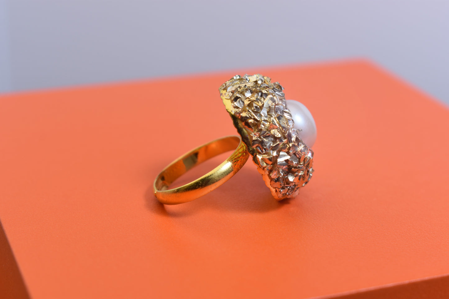 Luxurious shiny natural pearl ring with three-dimensional dense inlay of gold foil and crushed stone, adjustable ring at the opening