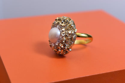 Luxurious shiny natural pearl ring with three-dimensional dense inlay of gold foil and crushed stone, adjustable ring at the opening