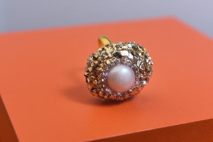 Luxurious shiny natural pearl ring with three-dimensional dense inlay of gold foil and crushed stone, adjustable ring at the opening
