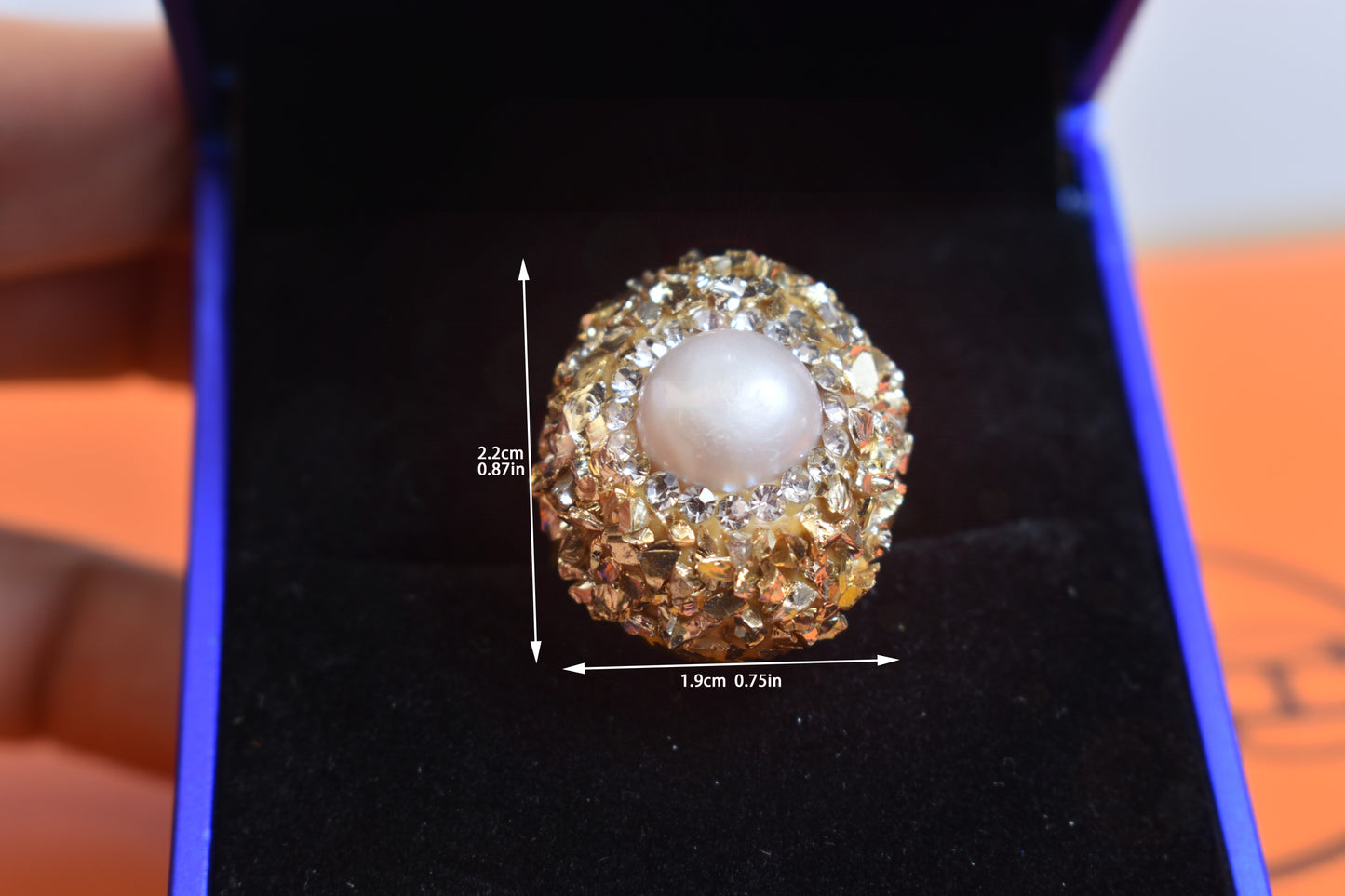 Luxurious shiny natural pearl ring with three-dimensional dense inlay of gold foil and crushed stone, adjustable ring at the opening