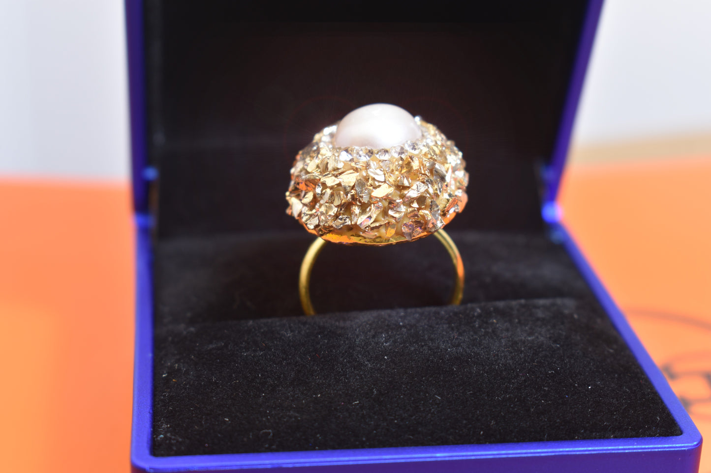 Luxurious shiny natural pearl ring with three-dimensional dense inlay of gold foil and crushed stone, adjustable ring at the opening