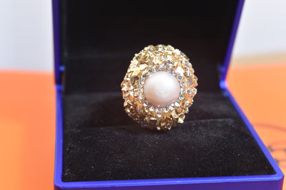 Luxurious shiny natural pearl ring with three-dimensional dense inlay of gold foil and crushed stone, adjustable ring at the opening
