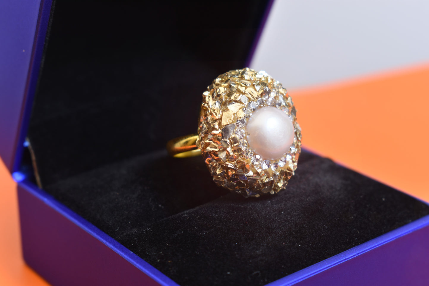 Luxurious shiny natural pearl ring with three-dimensional dense inlay of gold foil and crushed stone, adjustable ring at the opening