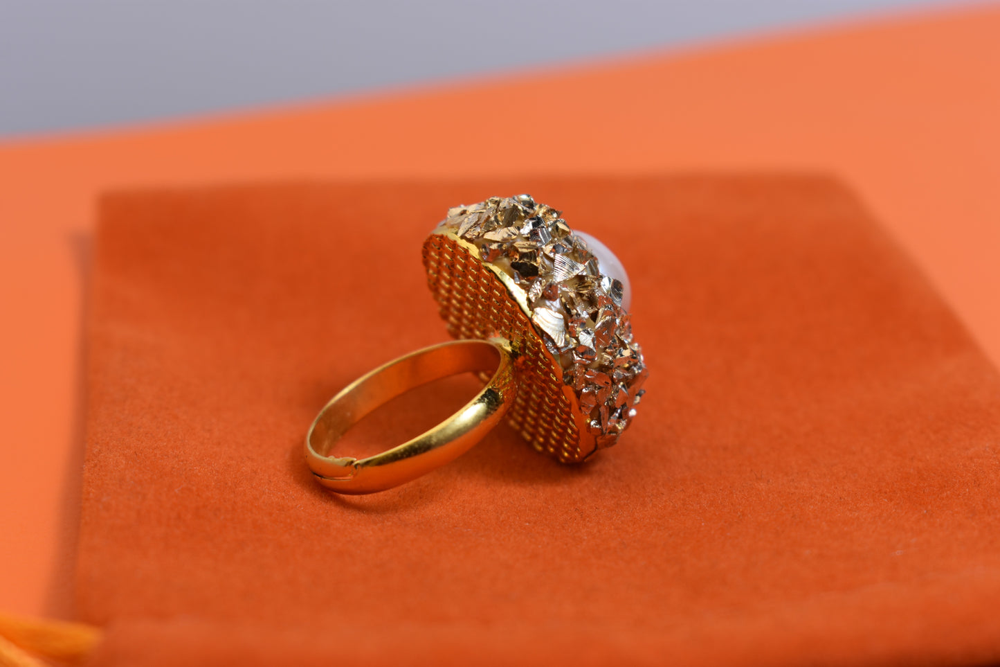 Luxurious shiny natural pearl ring with three-dimensional dense inlay of gold foil and crushed stone, adjustable ring at the opening