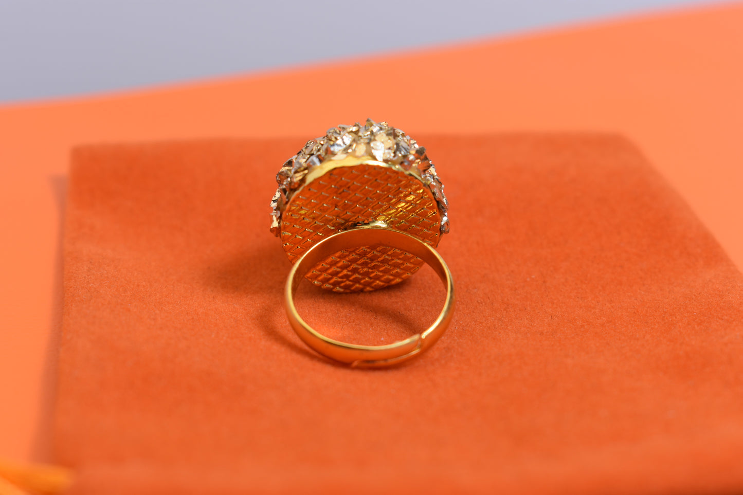 Luxurious shiny natural pearl ring with three-dimensional dense inlay of gold foil and crushed stone, adjustable ring at the opening
