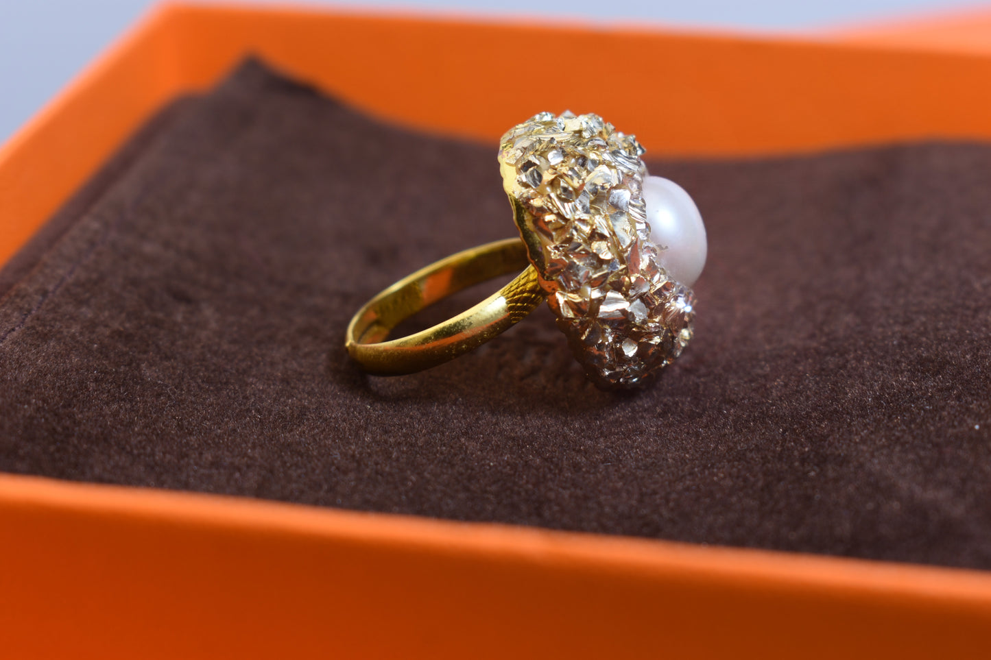 Luxurious shiny natural pearl ring with three-dimensional dense inlay of gold foil and crushed stone, adjustable ring at the opening