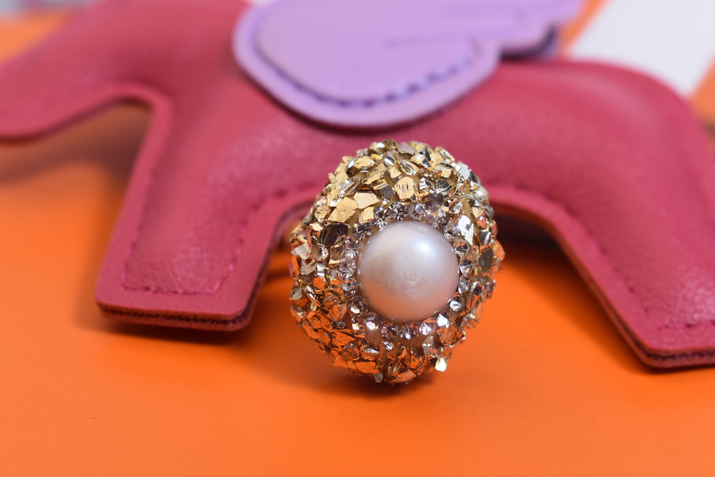 Luxurious shiny natural pearl ring with three-dimensional dense inlay of gold foil and crushed stone, adjustable ring at the opening