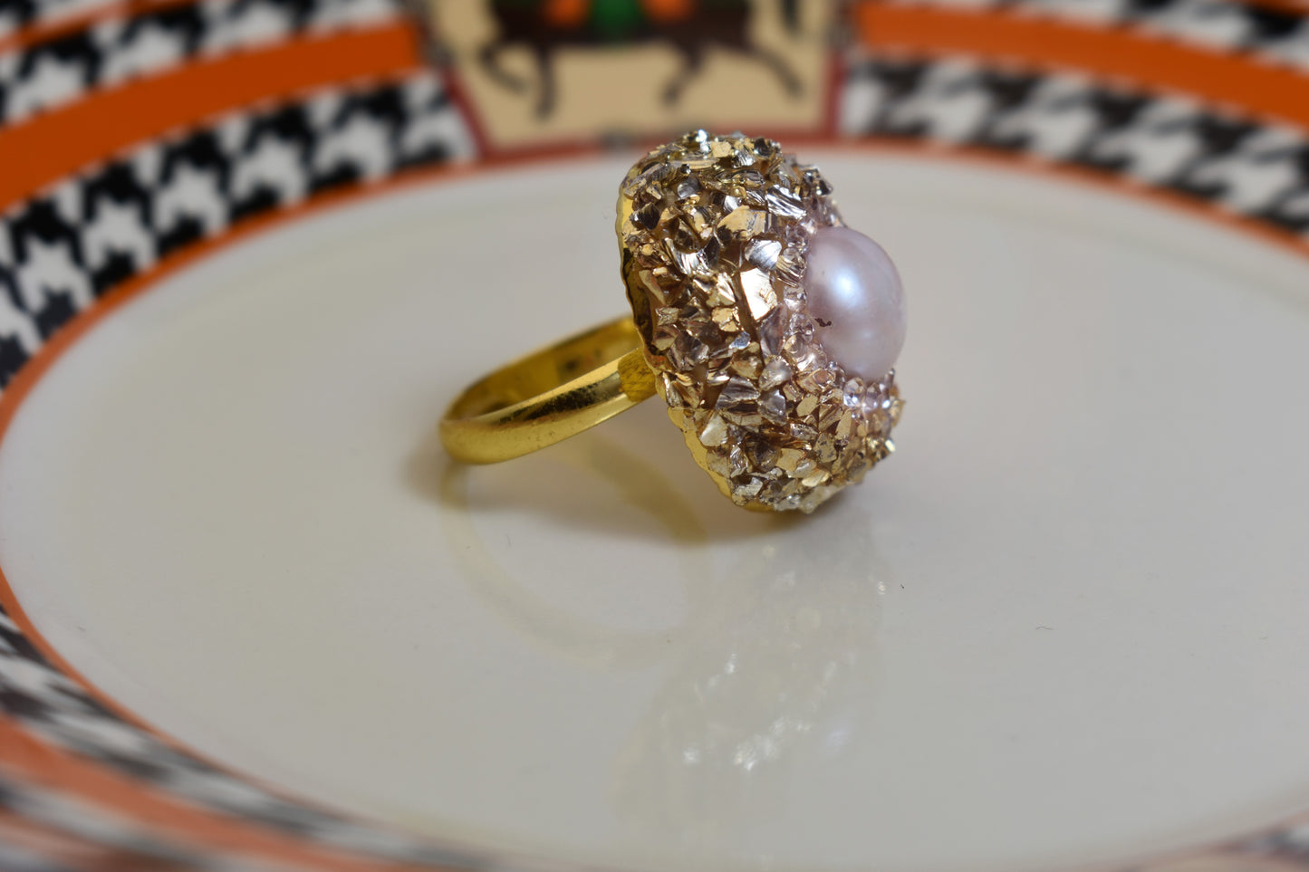 Luxurious shiny natural pearl ring with three-dimensional dense inlay of gold foil and crushed stone, adjustable ring at the opening