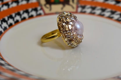 Luxurious shiny natural pearl ring with three-dimensional dense inlay of gold foil and crushed stone, adjustable ring at the opening