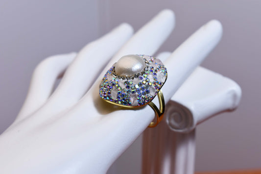 Luxurious shiny natural Baroque pearl ring with three-dimensional dense inlay of white crystal and zircon, adjustable ring at the opening