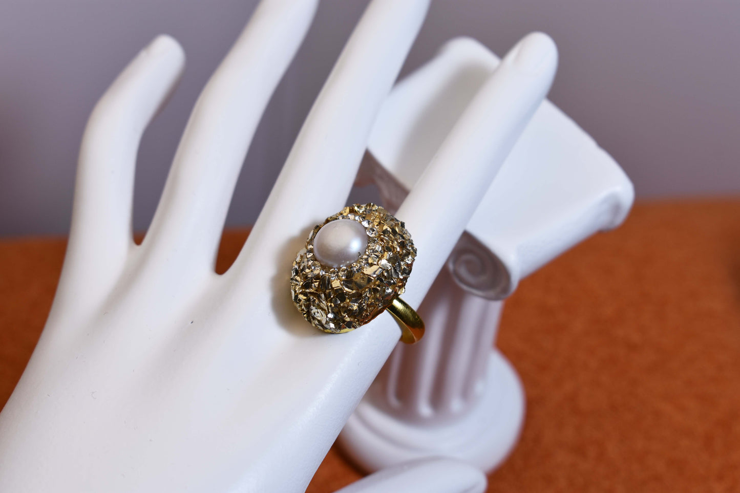 Luxurious shiny natural pearl ring with three-dimensional dense inlay of gold foil and crushed stone, adjustable ring at the opening