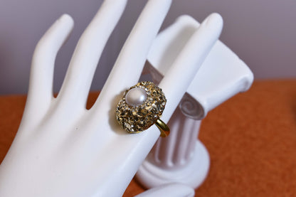 Luxurious shiny natural pearl ring with three-dimensional dense inlay of gold foil and crushed stone, adjustable ring at the opening