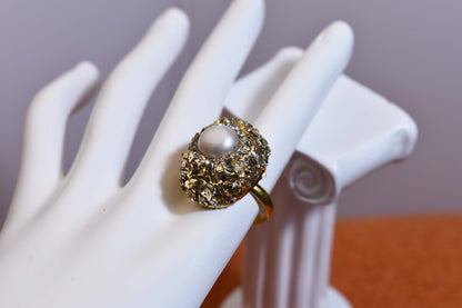 Luxurious shiny natural pearl ring with three-dimensional dense inlay of gold foil and crushed stone, adjustable ring at the opening