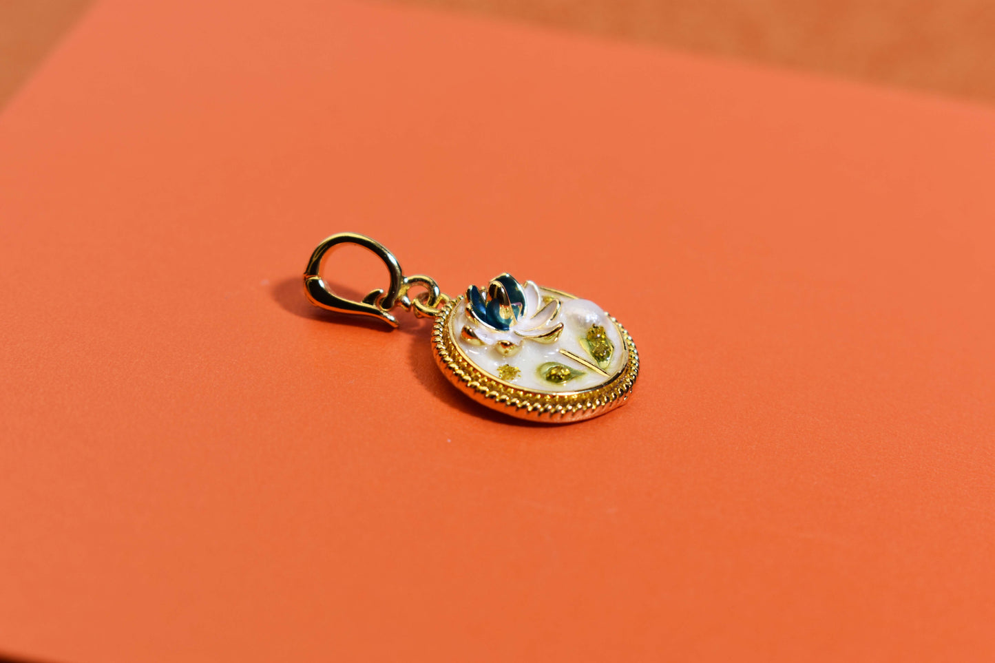 Natural pearl necklace pendant, white circular enamel craftsmanship, three-dimensional tulip flower shaped pendant