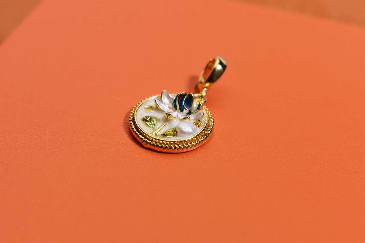 Natural pearl necklace pendant, white circular enamel craftsmanship, three-dimensional tulip flower shaped pendant