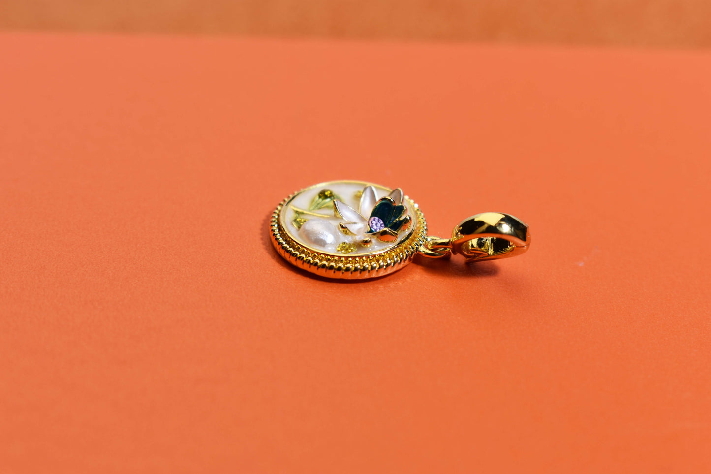 Natural pearl necklace pendant, white circular enamel craftsmanship, three-dimensional tulip flower shaped pendant