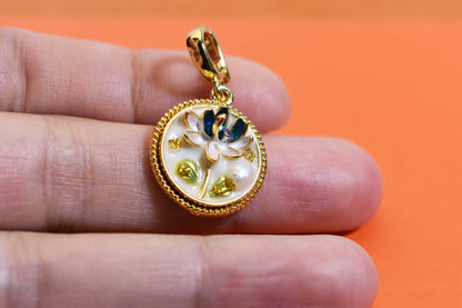 Natural pearl necklace pendant, white circular enamel craftsmanship, three-dimensional tulip flower shaped pendant