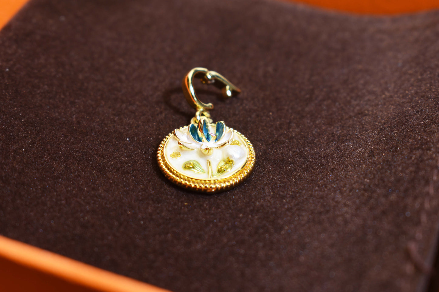 Natural pearl necklace pendant, white circular enamel craftsmanship, three-dimensional tulip flower shaped pendant