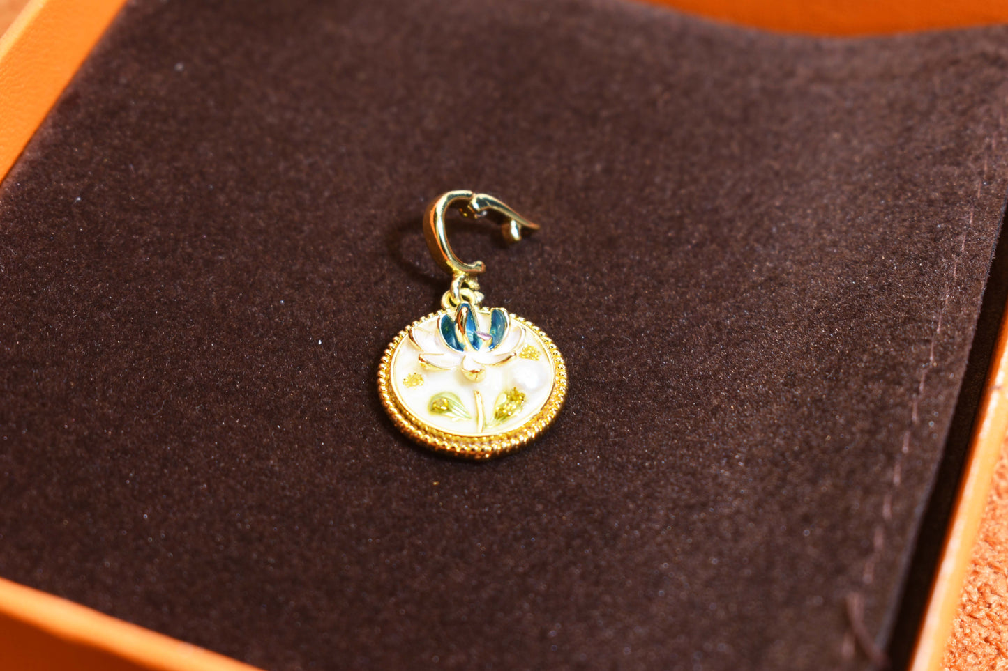 Natural pearl necklace pendant, white circular enamel craftsmanship, three-dimensional tulip flower shaped pendant